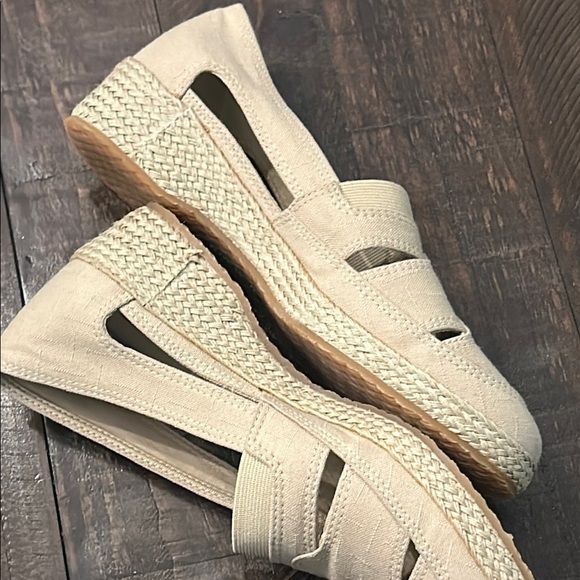 Grasshoppers Cream Flats with Decorative Cutouts - Picture 5 of 10